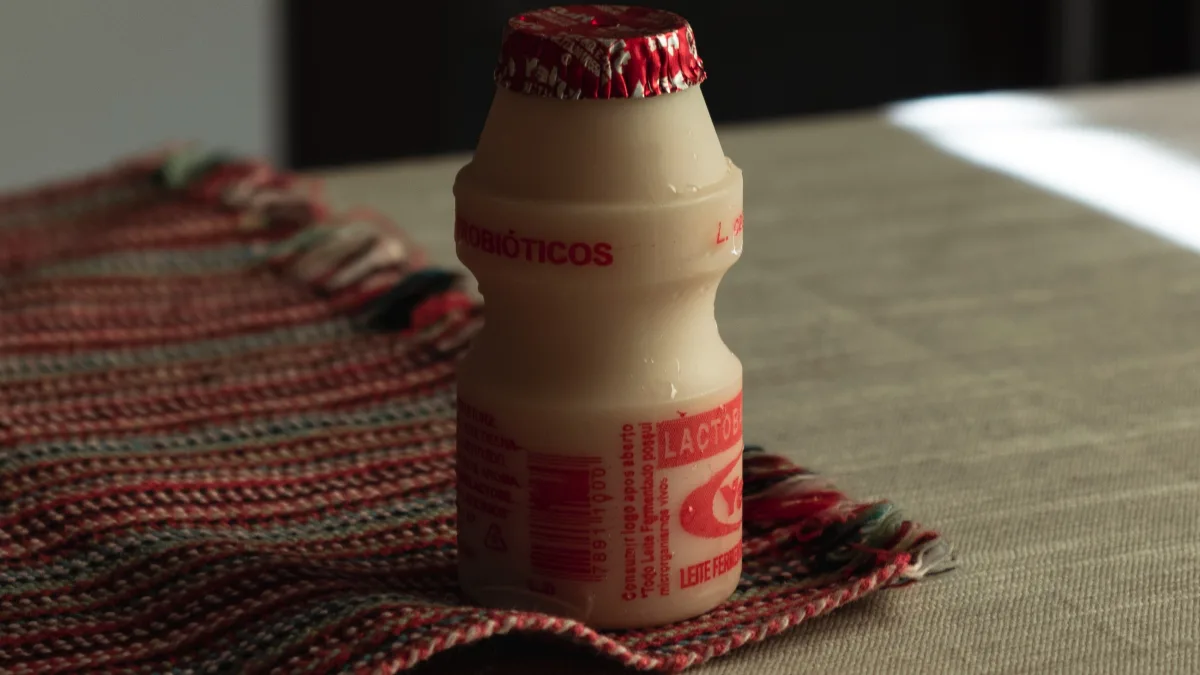 ヤクルトを飲みすぎたらどうなる？効果的な飲み方や乳酸菌の過剰摂取によるサインについても解説